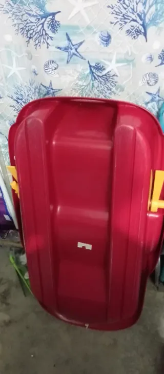 Trineo rojo con asas amarillas