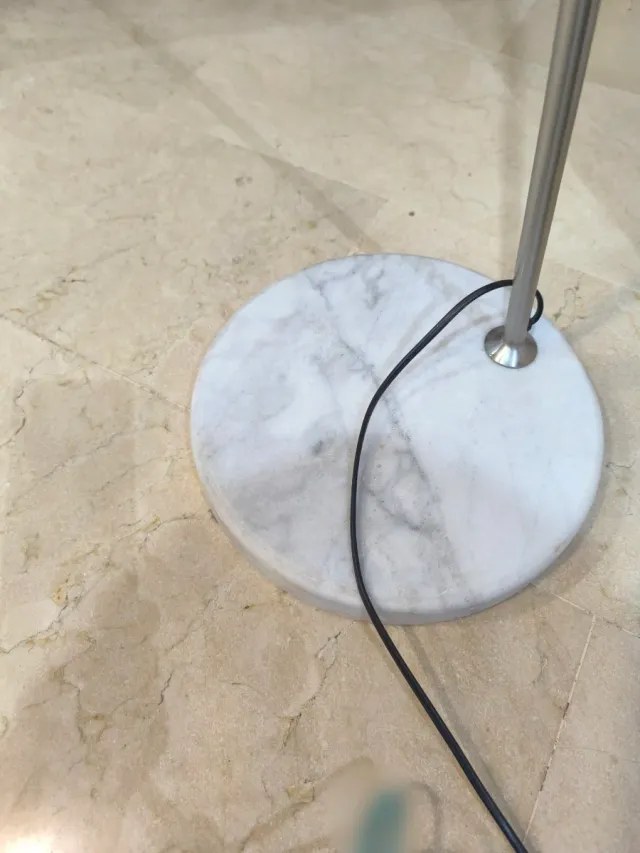 Lámpara de pie curva plateada