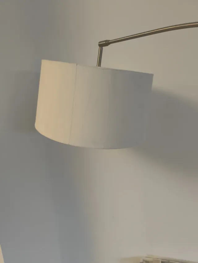 Lámpara de pie curva plateada