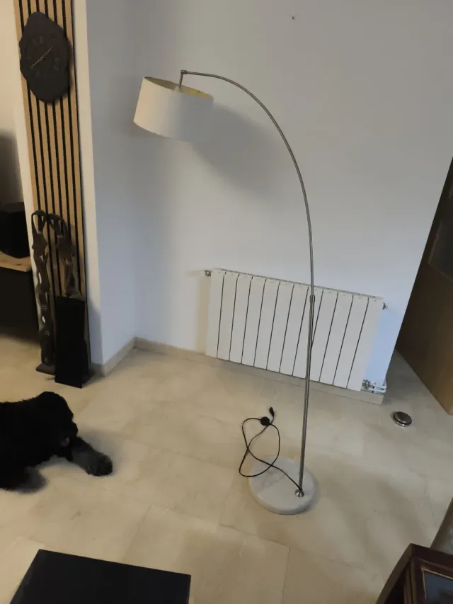 Lámpara de pie curva plateada