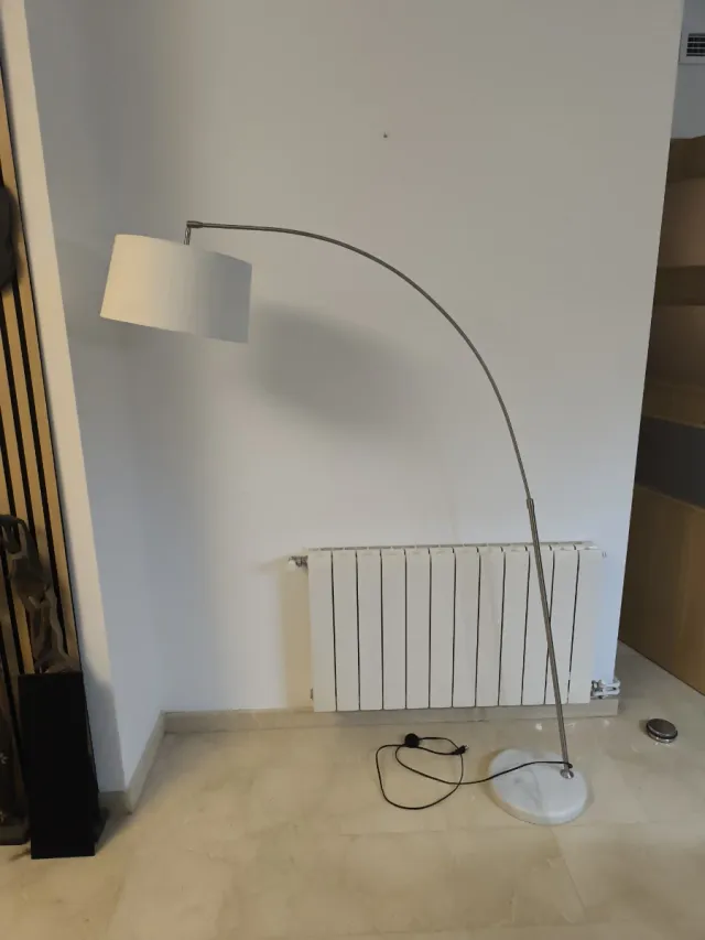 Lámpara de pie curva plateada