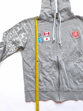 Chaqueta gris con estampado nórdico