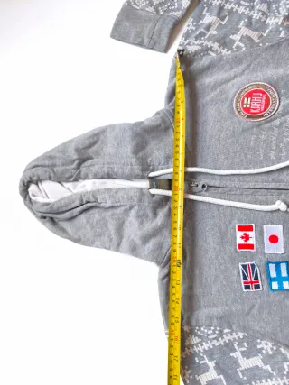 Chaqueta gris con estampado nórdico