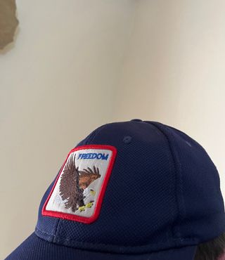 Gorra azul con parche de águila y FREEDOM