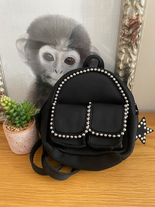 Mini mochila negra con tachuelas plateadas