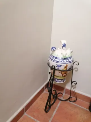 Jarrón de cerámica con soporte