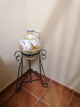 Jarrón de cerámica con soporte