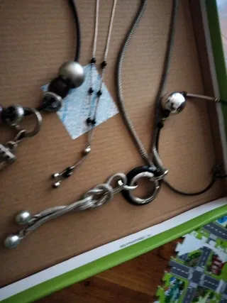 Collares y gargantillas plateados y negros