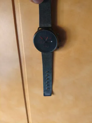 Reloj Yolako Negro con Detalles Rojos
