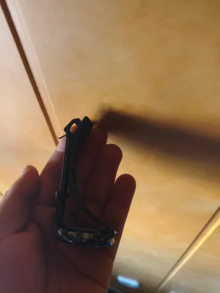 Reloj Yolako Negro con Detalles Rojos