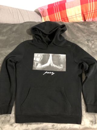 Sudadera Negra con Estampado Pray