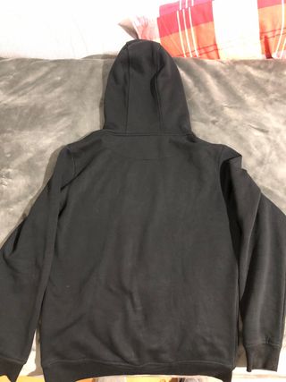 Sudadera Negra con Estampado Pray