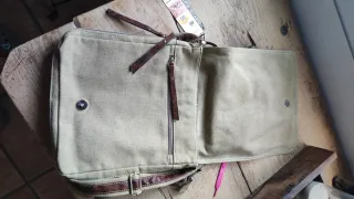 Bolso bandolera con diseño de zapatillas