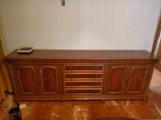 Comoda de madera robusta