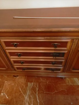 Comoda de madera robusta