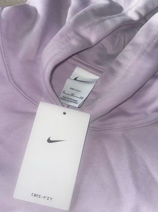 Sudadera Nike con etiqueta