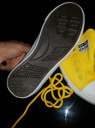 Zapatillas lona amarillas nuevas