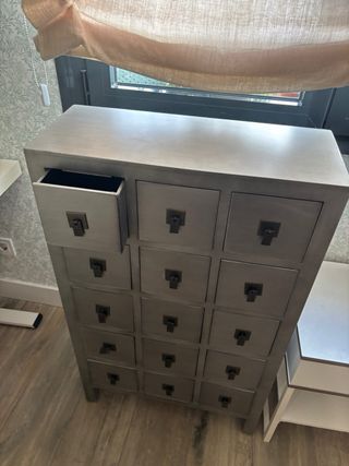 Cassettiera grigia Ikea con 15 cassetti e 2 comodini