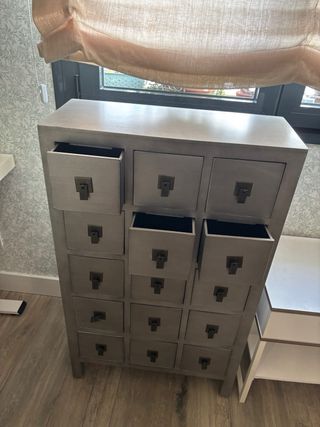 Cassettiera grigia Ikea con 15 cassetti e 2 comodini
