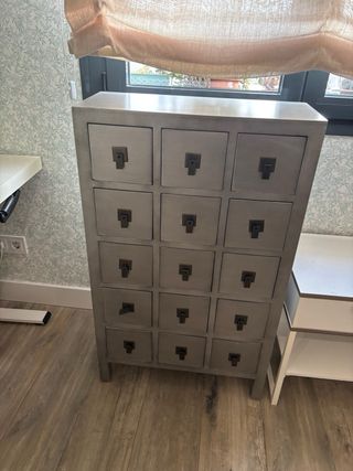 Cassettiera grigia Ikea con 15 cassetti e 2 comodini
