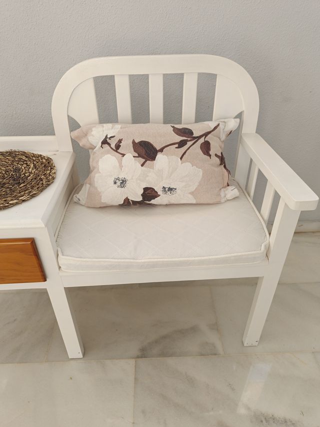Silla blanca con cajonera de madera