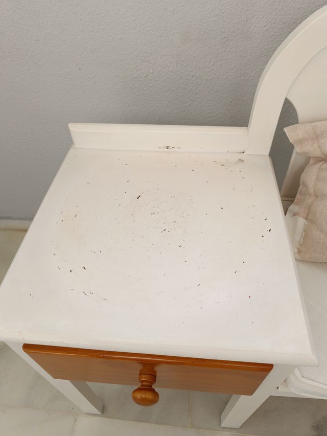 Silla blanca con cajonera de madera