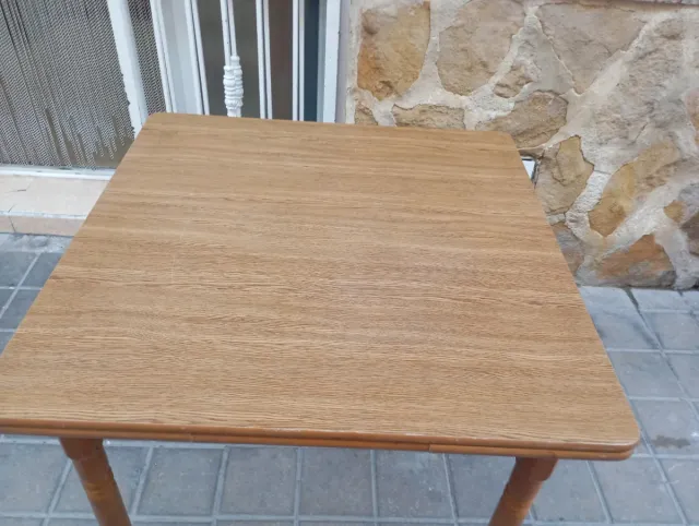 Mesa de madera marrón