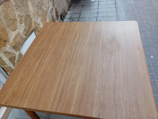 Mesa de madera marrón