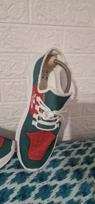 Zapatillas deportivas verdes y rojas talla 46