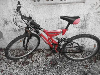 Bicicleta de montaña roja