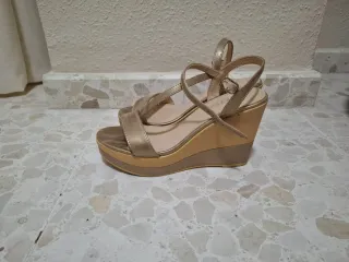 Sandalias doradas de cuña para mujer
