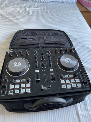 Controladora DJ Traktor S2 Mk2 Negra