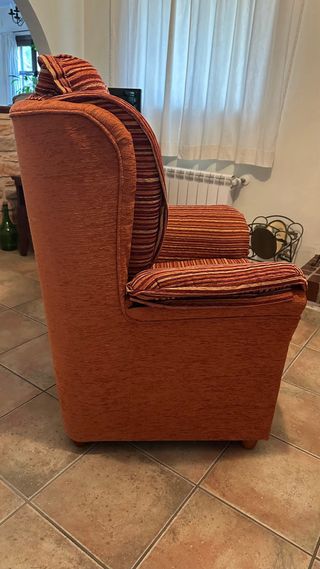 2 poltrone in tessuto a righe rosse e arancioni