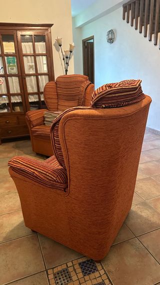2 poltrone in tessuto a righe rosse e arancioni