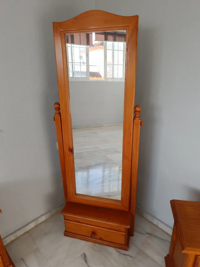 Espejo de pie con cajón