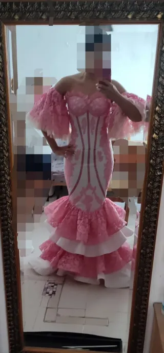Vestido de fiesta rosa y blanco con pendientes