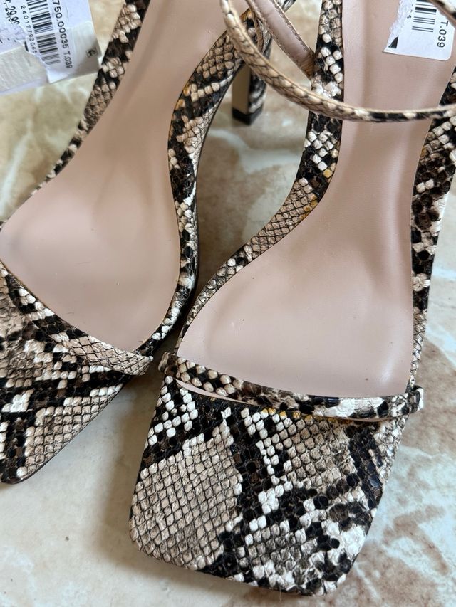 Sandalias tacón estampado serpiente