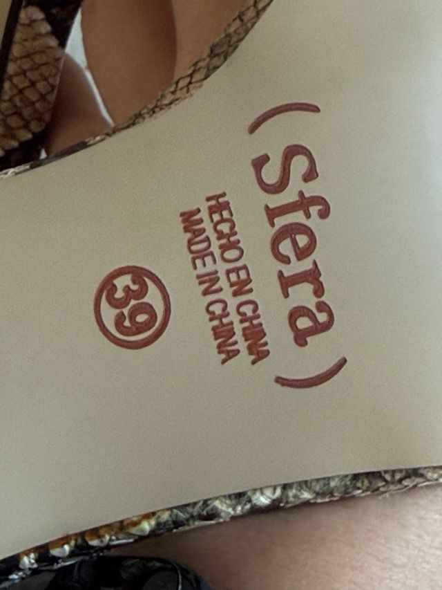 Sandalias tacón estampado serpiente