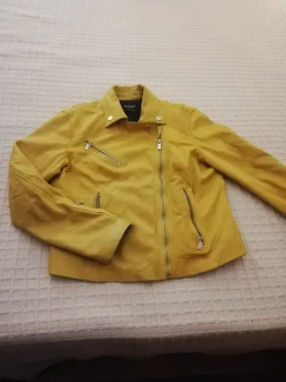 Cazadora de piel amarilla