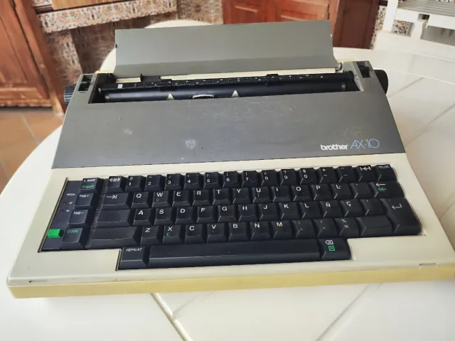 Máquina de escribir eléctrica Brother AX-10