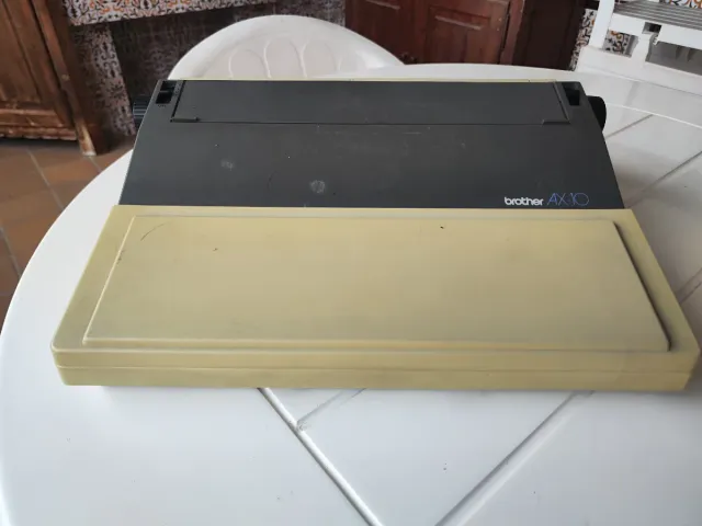 Máquina de escribir eléctrica Brother AX-10