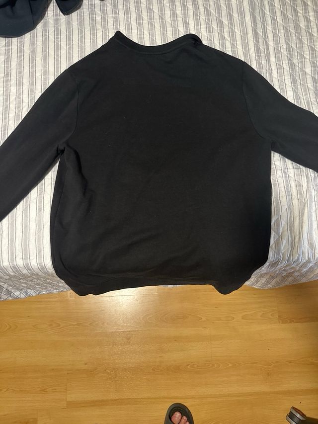 Sudadera Guess Negra Logo Triángulo