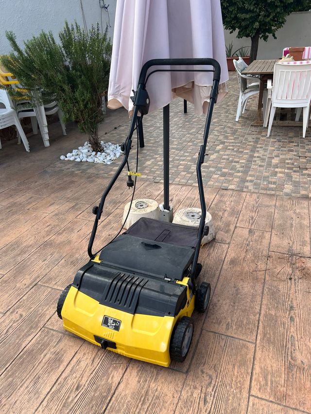 Máquina de césped amarilla