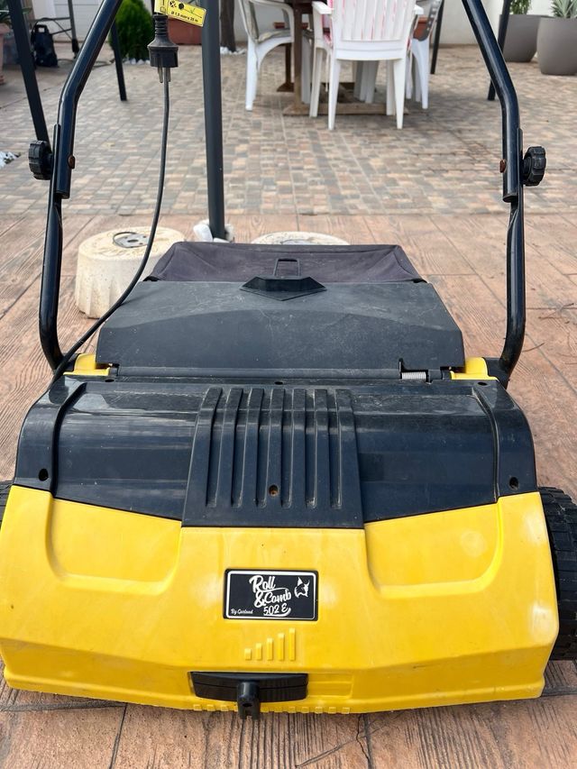 Máquina de césped amarilla