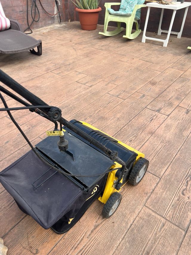 Máquina de césped amarilla