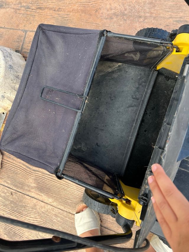 Máquina de césped amarilla