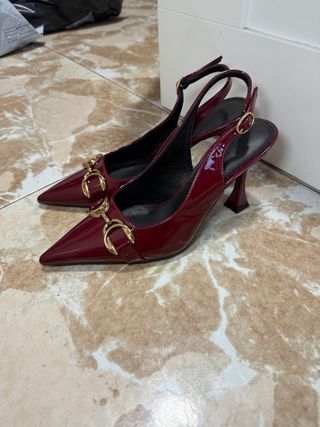 Tacones color vino con Hebilla Dorada
