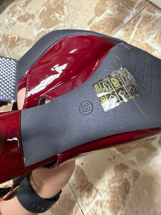 Tacones color vino con Hebilla Dorada