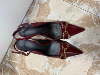Tacones color vino con Hebilla Dorada