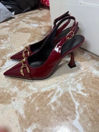 Tacones color vino con Hebilla Dorada